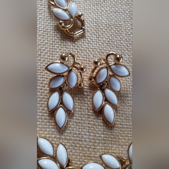 Trifari TM Vintage 80's Milk Glass Full Parue Necklace, Bracelet, Post Earrings - Picture 5 of 11